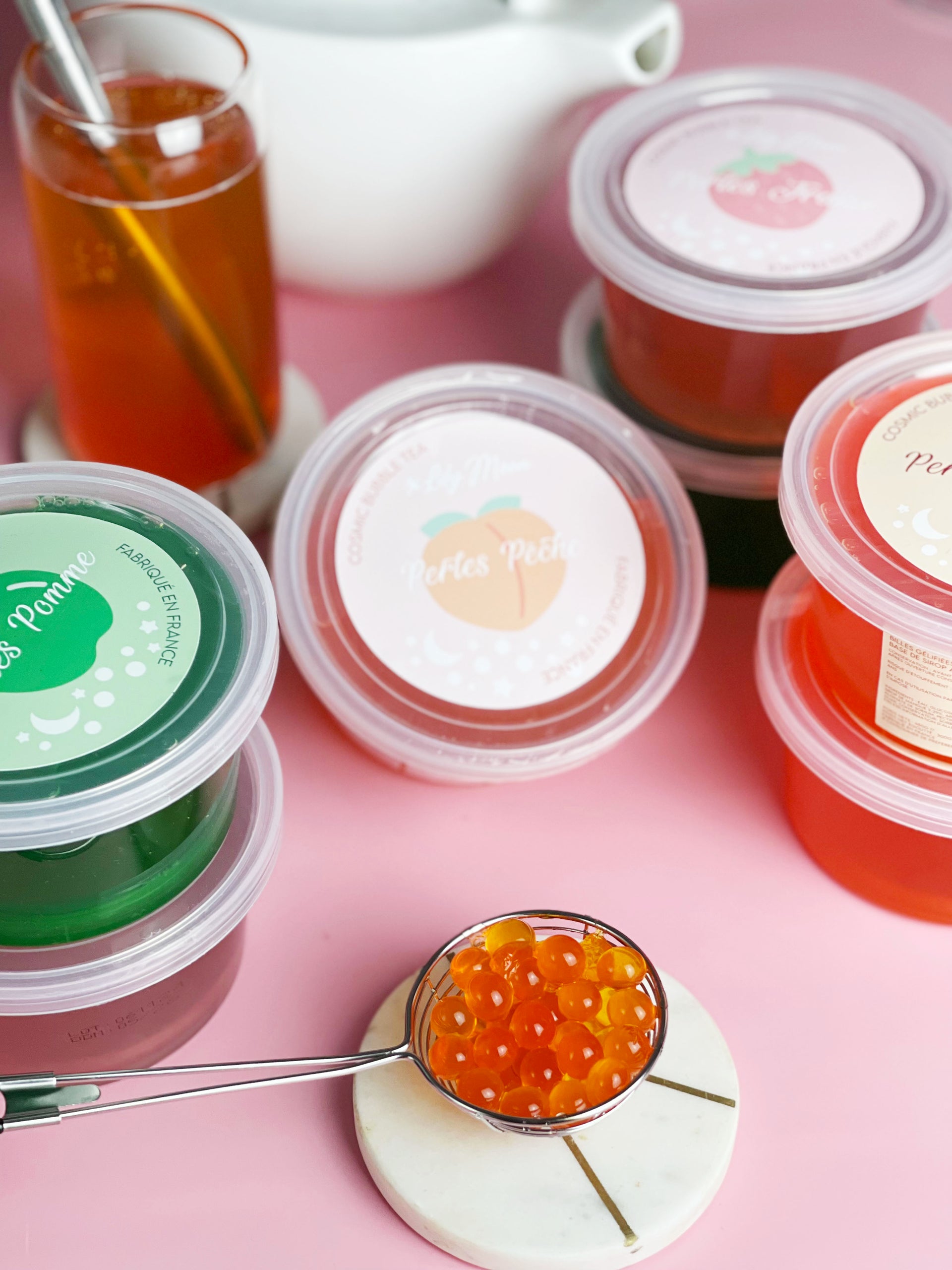 Verre à thé avec fruits de dattes et perles sur toile | Photo Gratuite